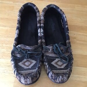 Minnetonka Moccasins Aztec Pattern Slipper/Shoes - 8